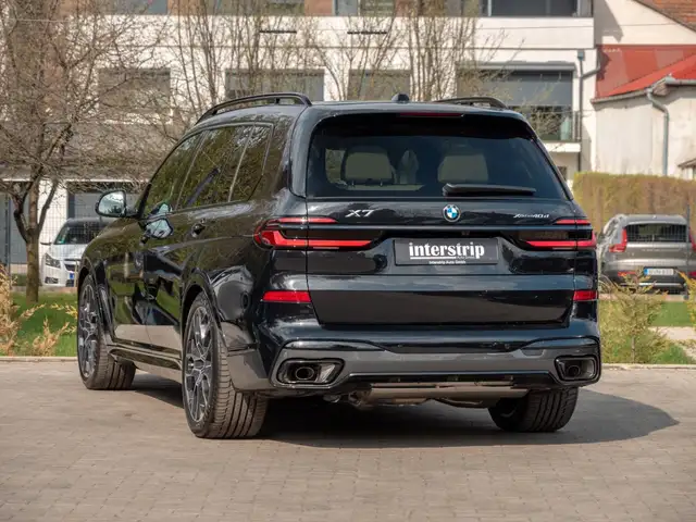 BMW X7 view 4