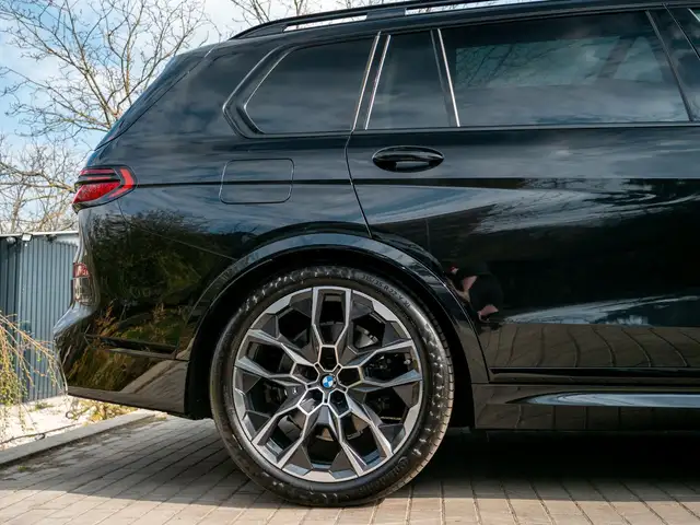 BMW X7 view 10