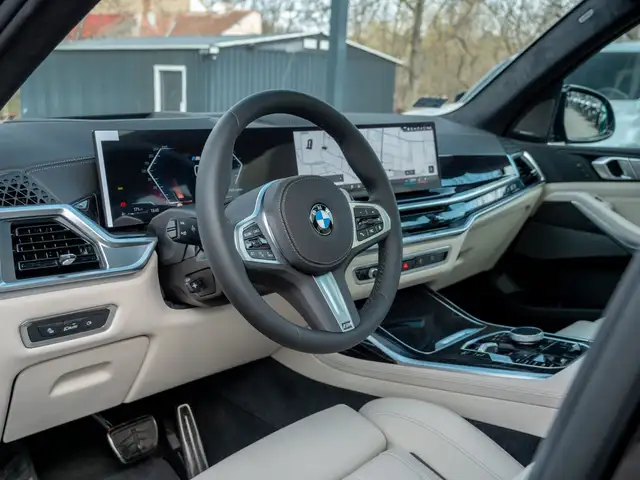 BMW X7 view 12