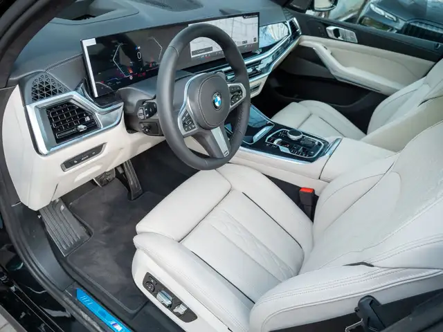 BMW X7 view 11
