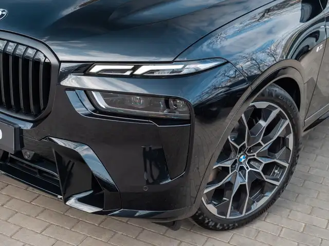 BMW X7 view 8