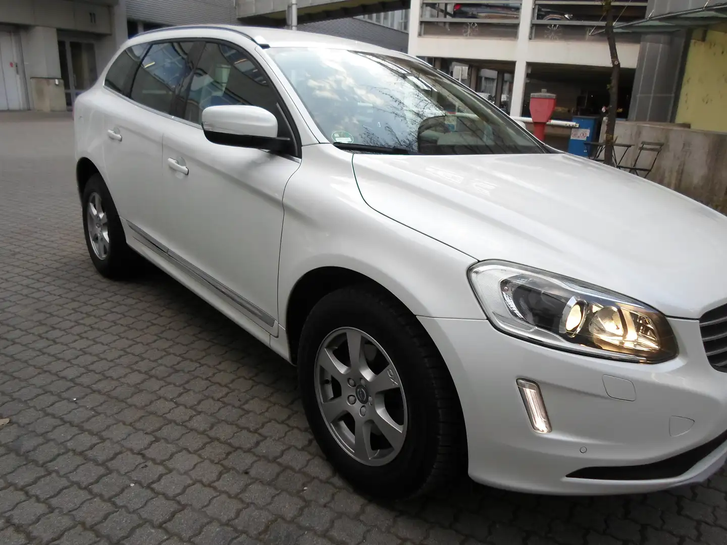Volvo XC60 Summum AWD NAVI LEDER CAMERA XENON AHK Weiß - 2