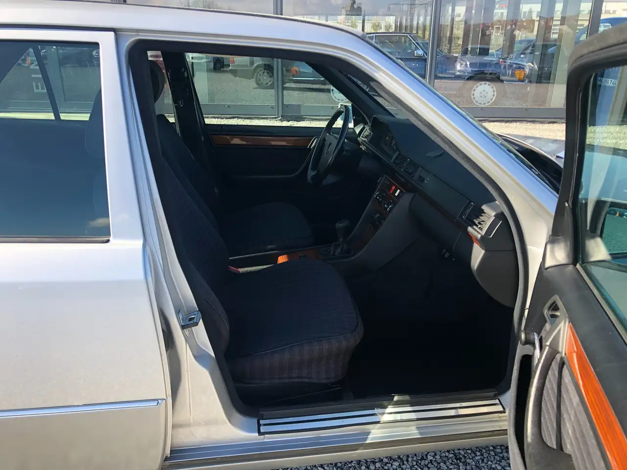 Mercedes-Benz 230 E 5-Gang*AHK*SHD*2.Hand*, foto 9