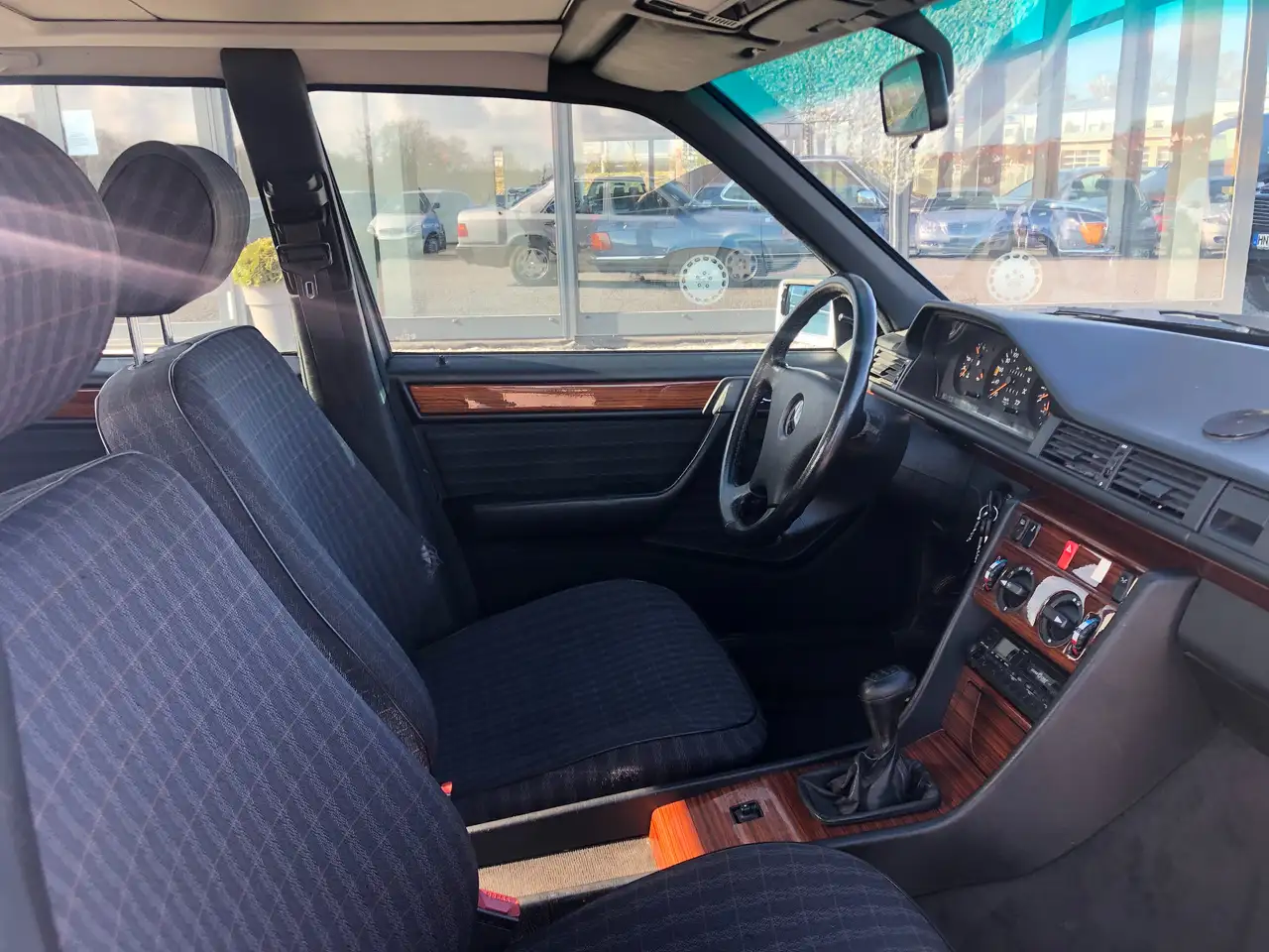 Mercedes-Benz 230 E 5-Gang*AHK*SHD*2.Hand*, foto 10