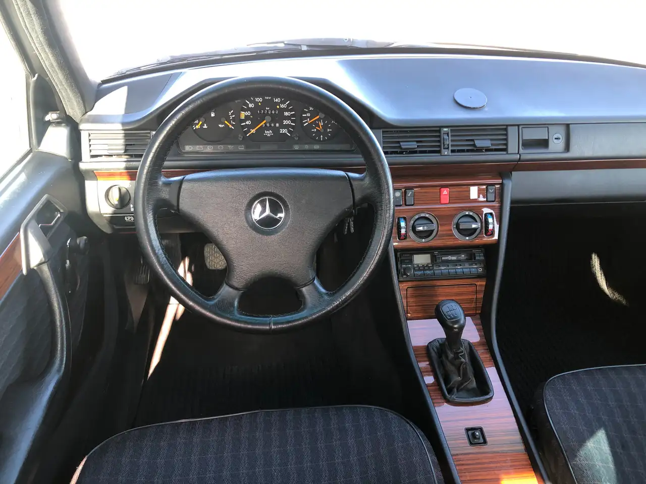 Mercedes-Benz 230 E 5-Gang*AHK*SHD*2.Hand*, foto 11