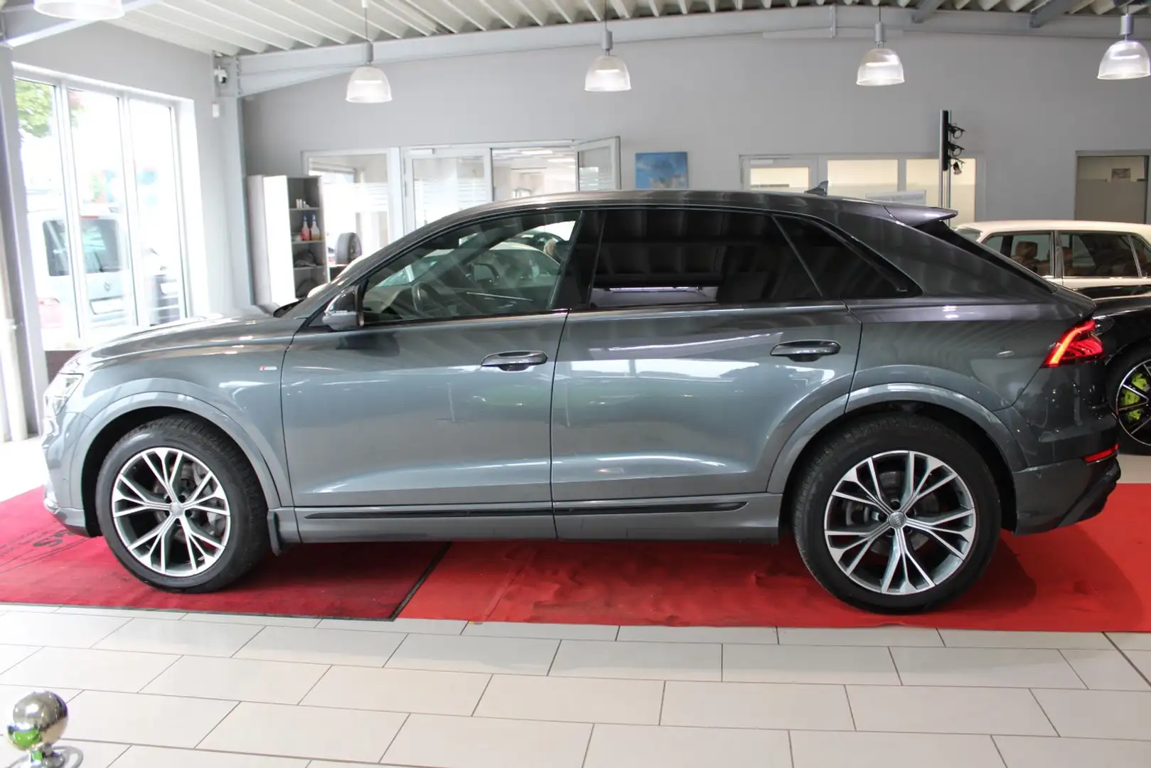 Audi Q8 50 TDI quattro S-LINE Grau - 2