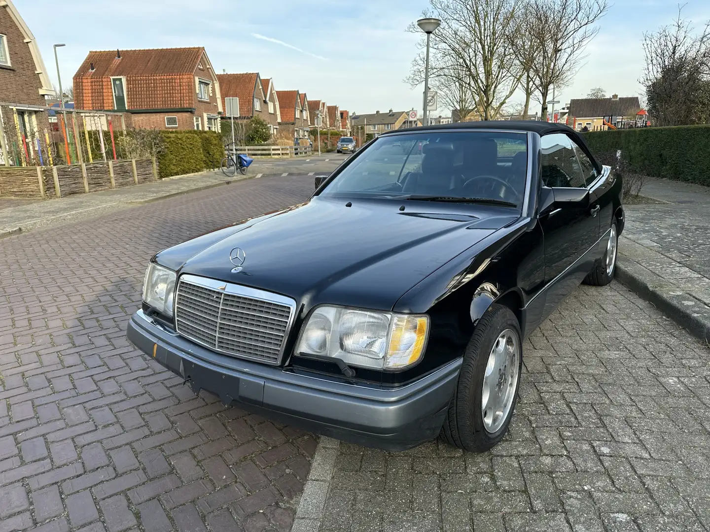 Mercedes-Benz E32O Siyah - 2