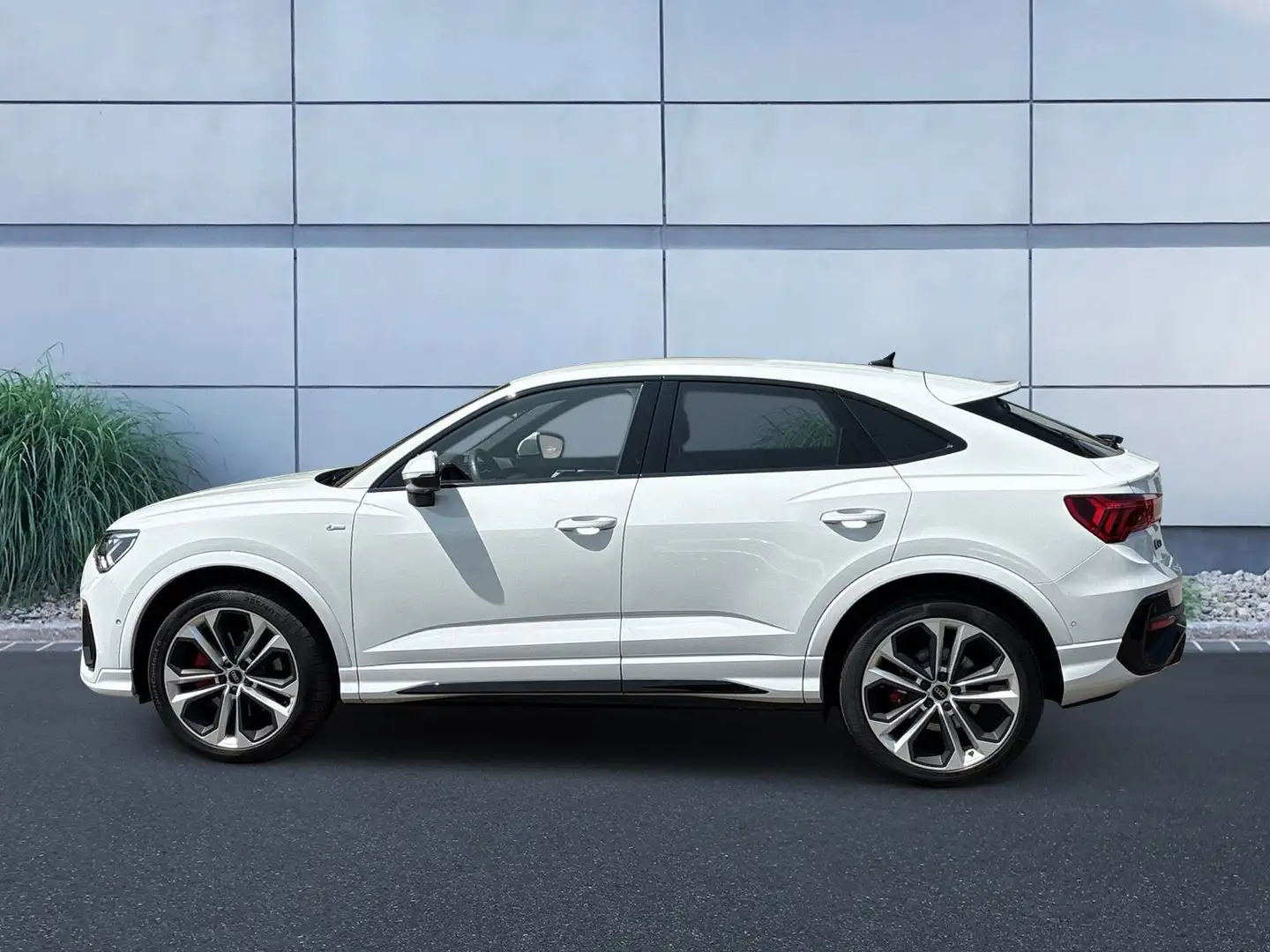 Audi Q3 S line 40 TFSI quattro 140(190) kW( Weiß - 2