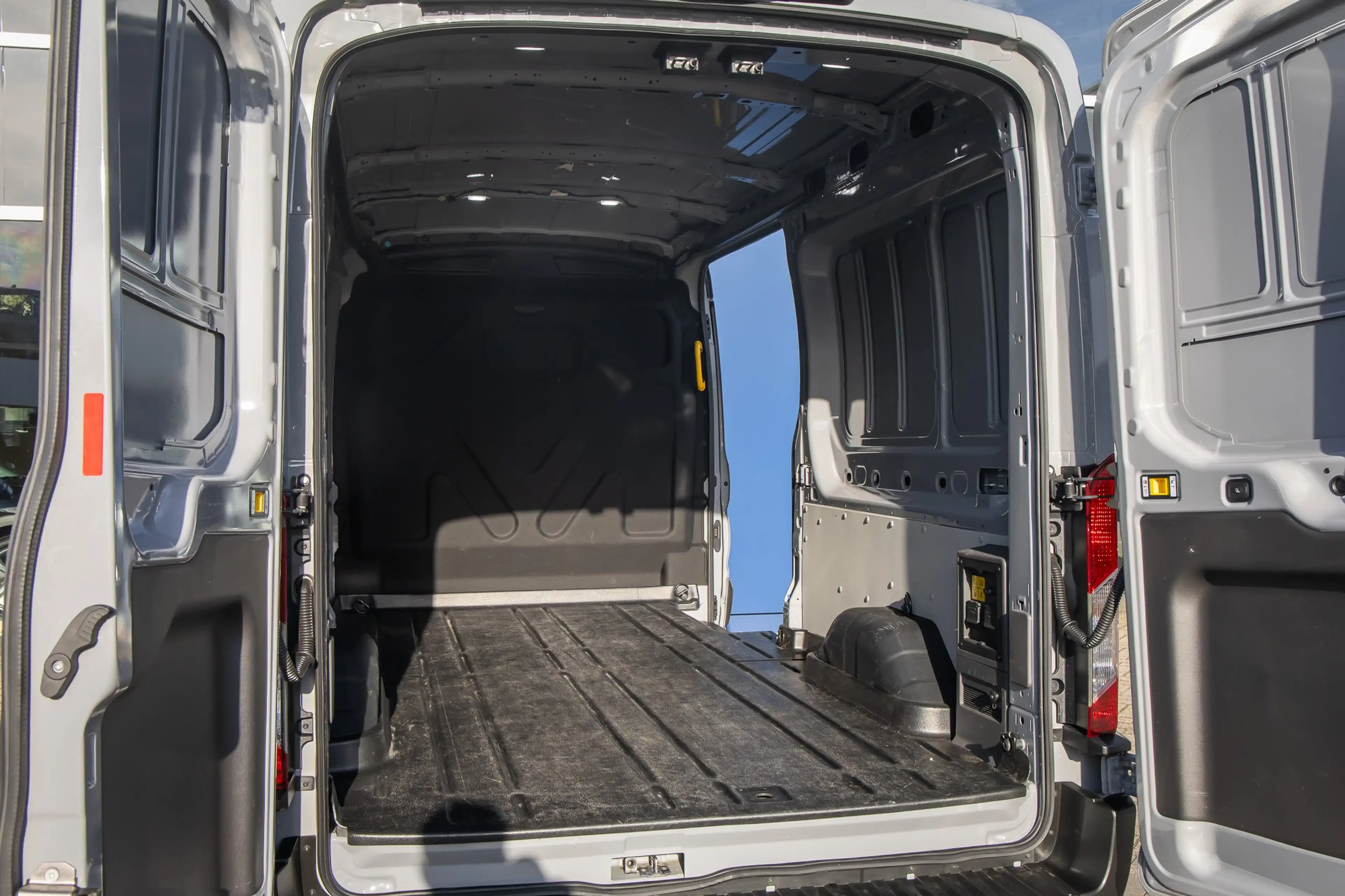 Ford E-Transit 350 L3H2 Trend 68 kWh | Apple Carplay/Android Auto — photo 10