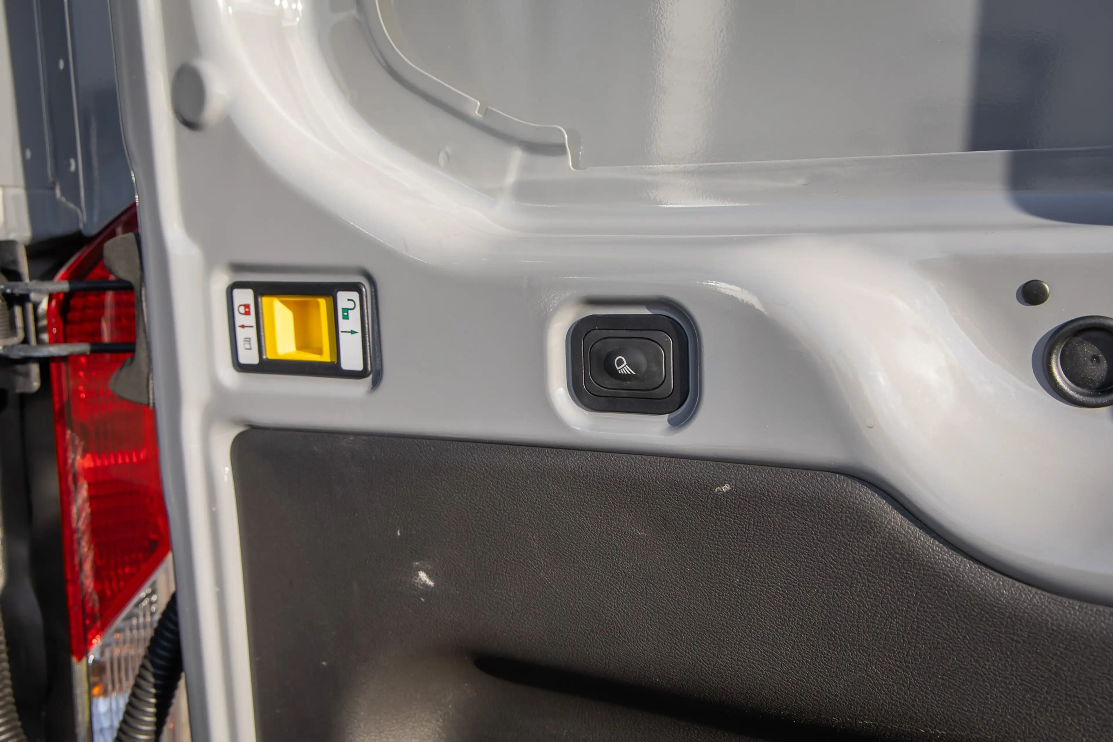 Ford E-Transit 350 L3H2 Trend 68 kWh | Apple Carplay/Android Auto — photo 38