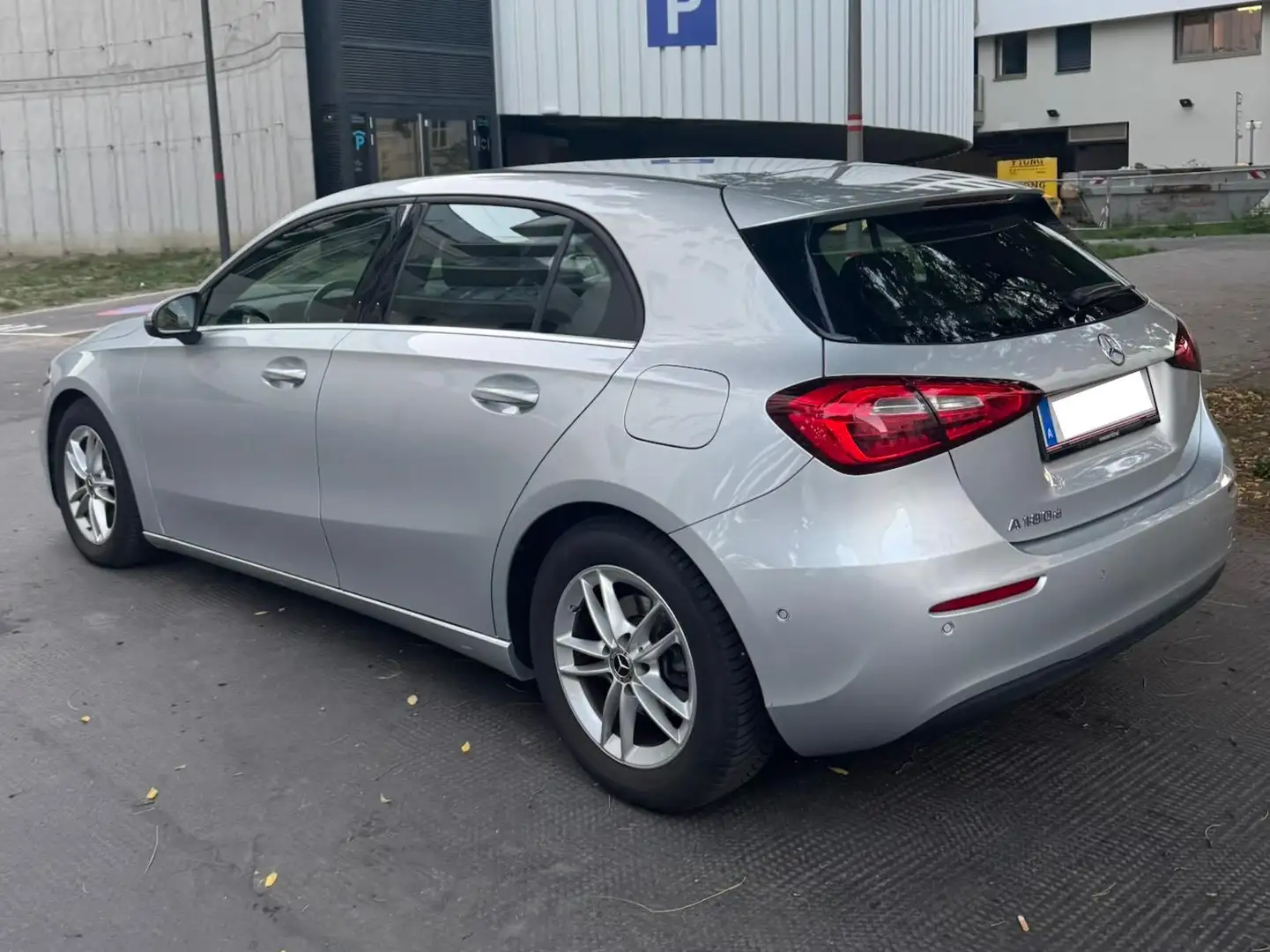 Mercedes-Benz A 180 A 180 d Aut. Silber - 2