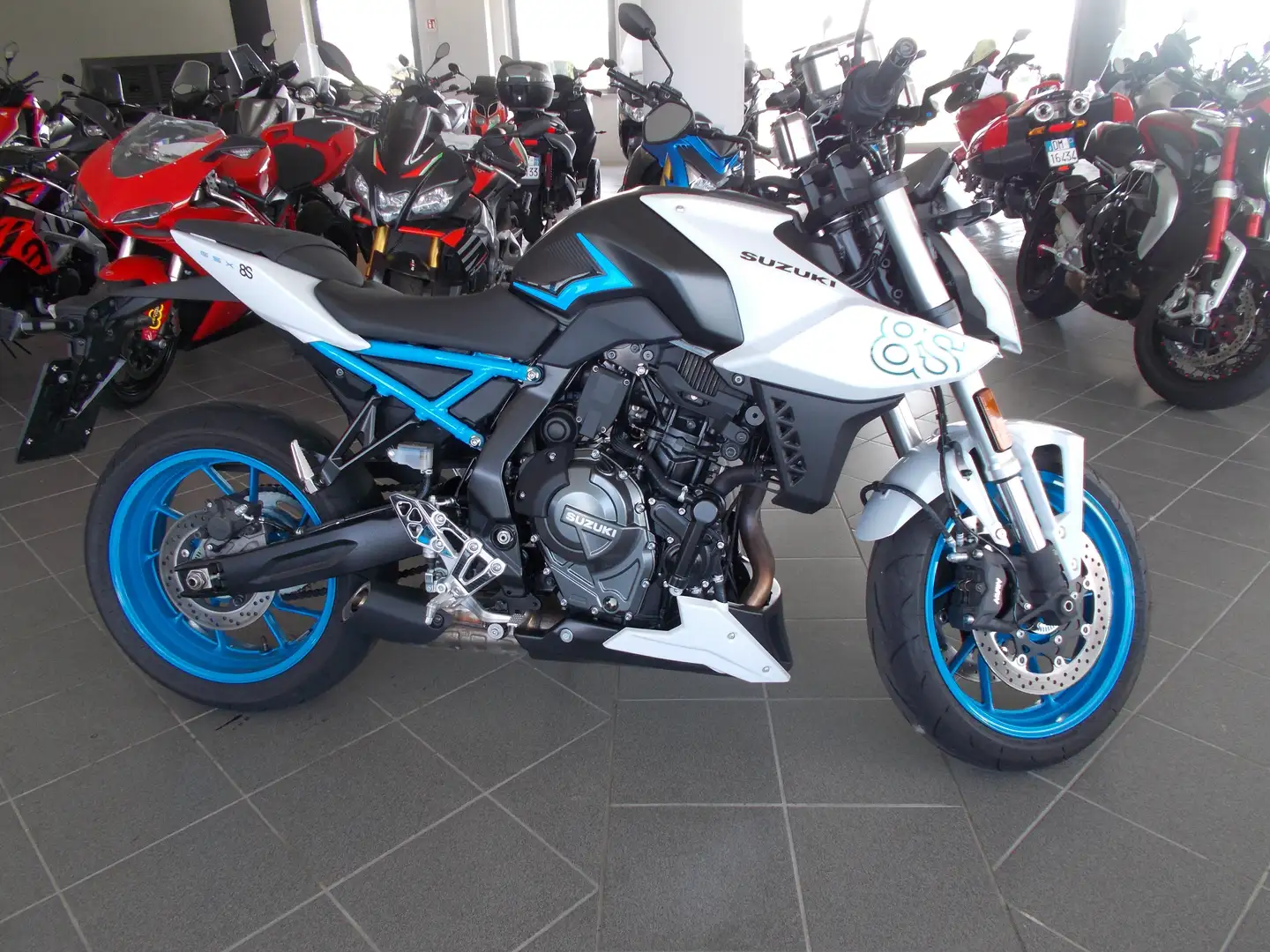 Suzuki GSX 8S Bílá - 2