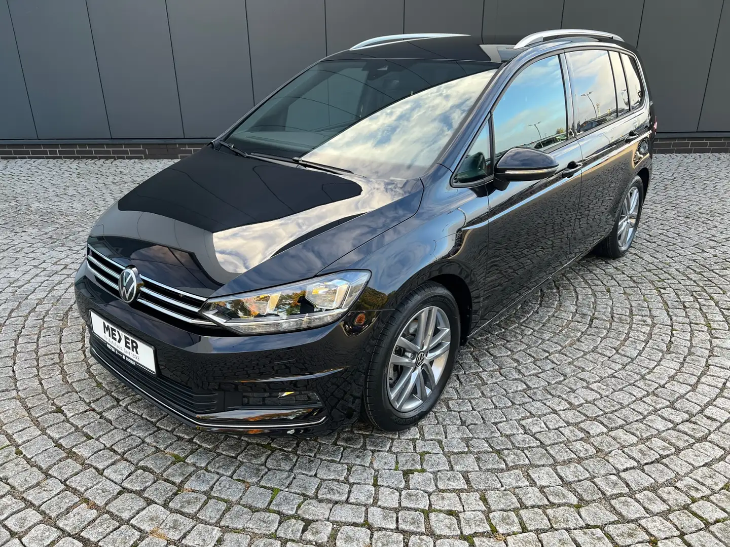 Volkswagen Touran GOAL 1.5 TSI DSG *AHK, ACC, Kamera, 17''-LM* Schwarz - 2