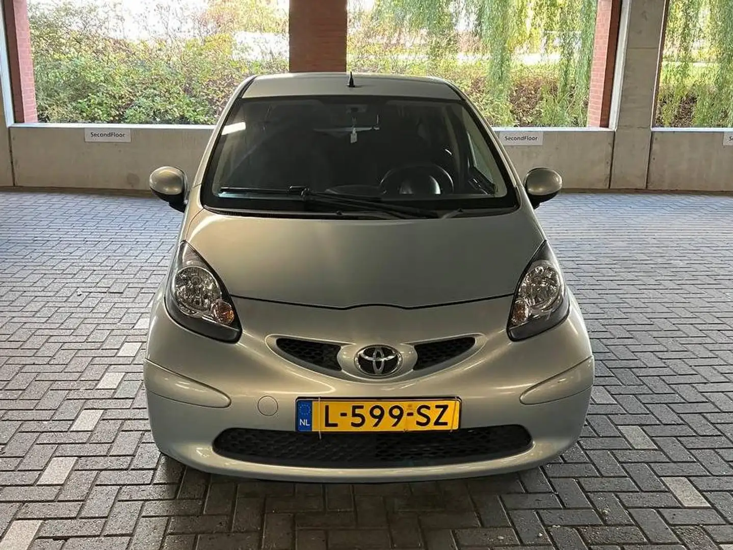 Toyota Aygo Aygo 1.0-12V + Zilver - 1