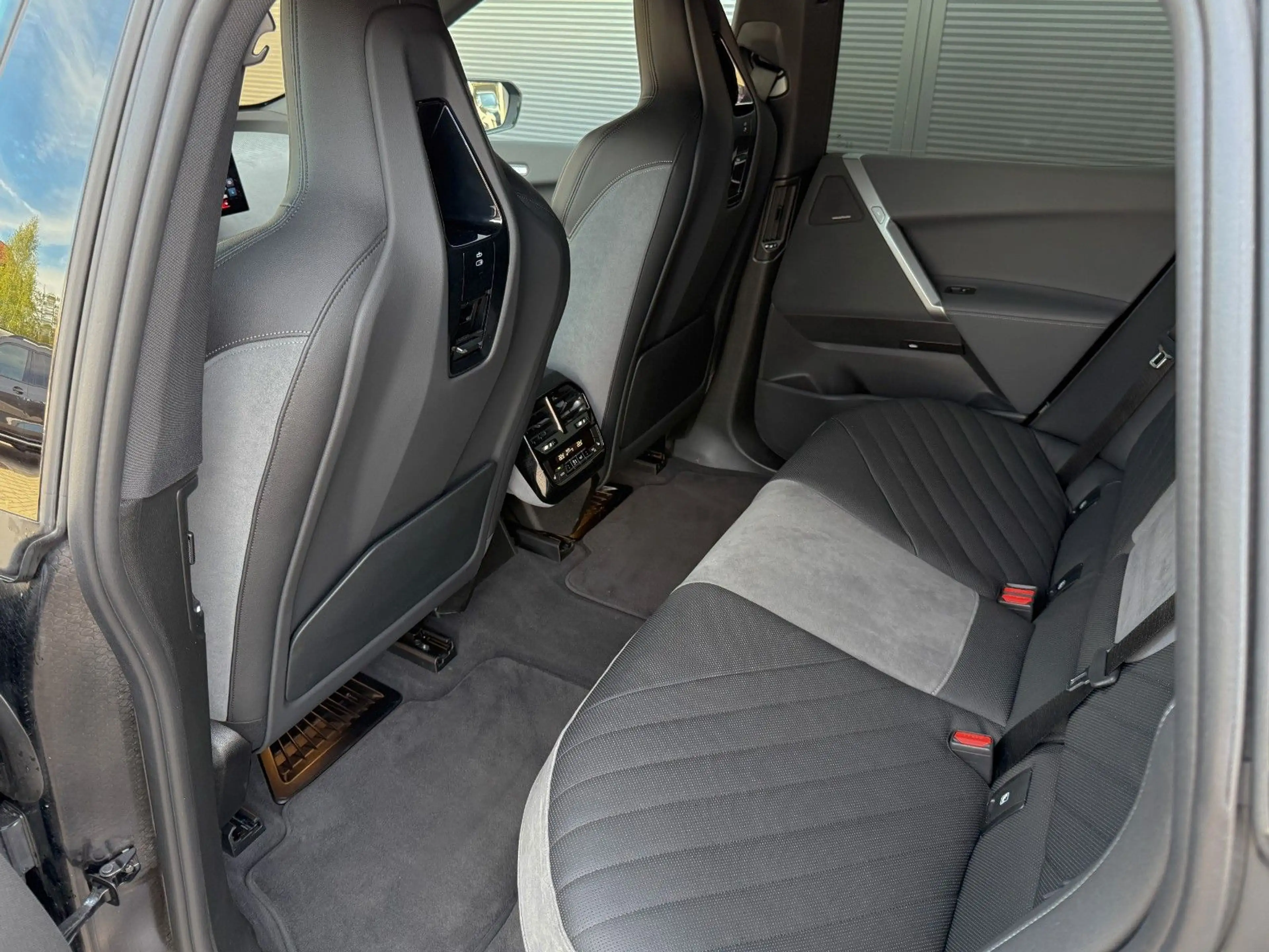 BMW iX 60 xDrive M Sport*2-AchsLuft*AHK*Autobahn° — photo 26
