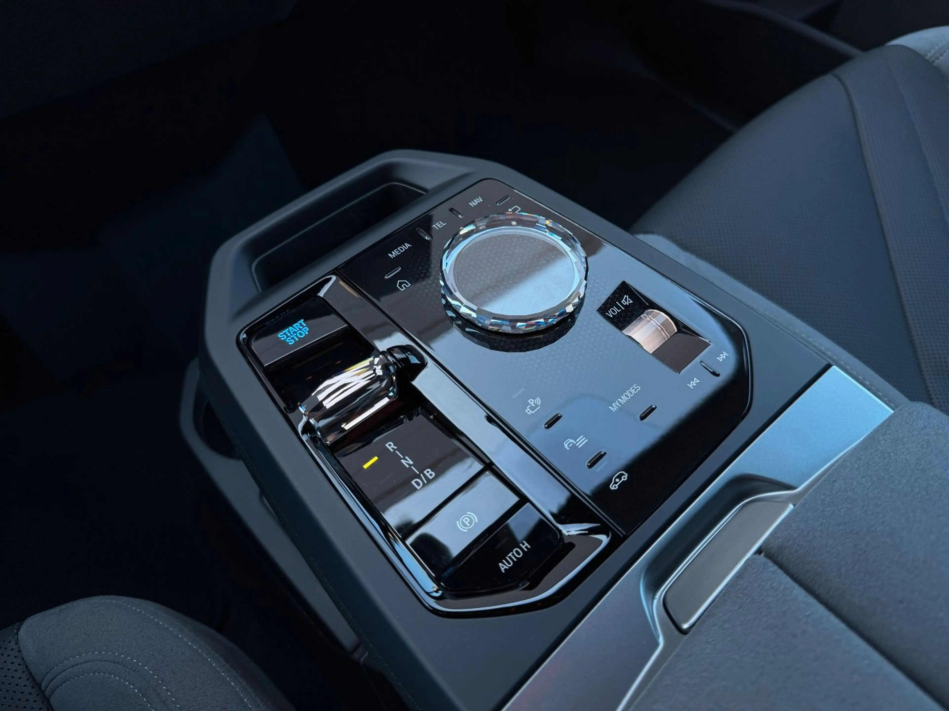 BMW iX 60 xDrive M Sport*2-AchsLuft*AHK*Autobahn° — photo 17