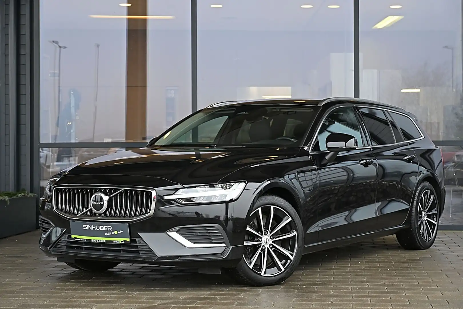 Volvo V60 T6 AWD Recharge PHEV Core Geartronic ACC, Pilot... Schwarz - 1