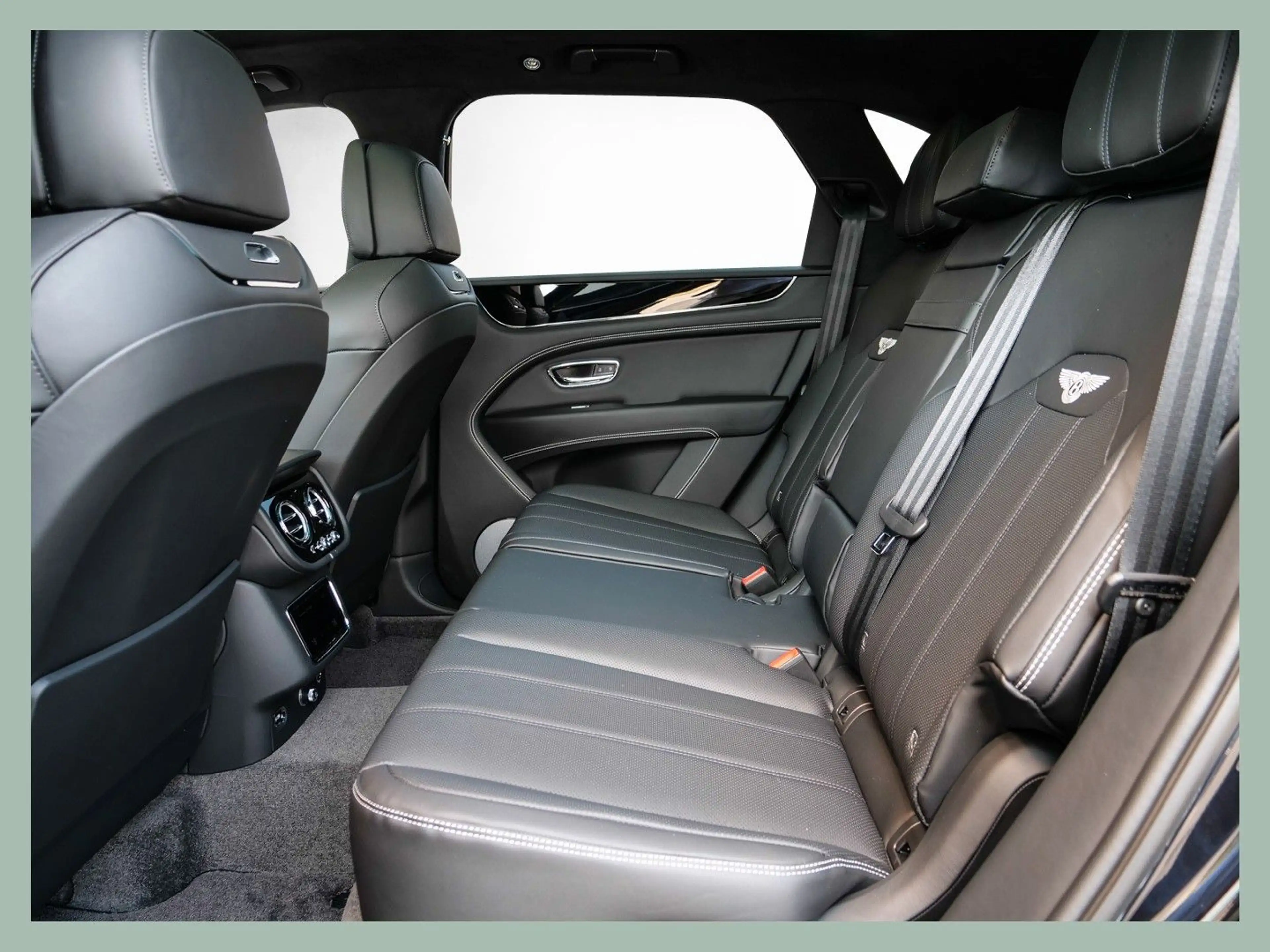 Bentley Bentayga V8 // BENTLEY DÜSSELDORF — photo 13