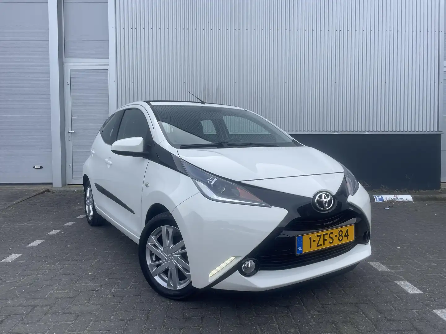 Toyota Aygo 1.0 VVT-i x-wave | Open vouwdak | Lichtmetalen vel Wit - 2