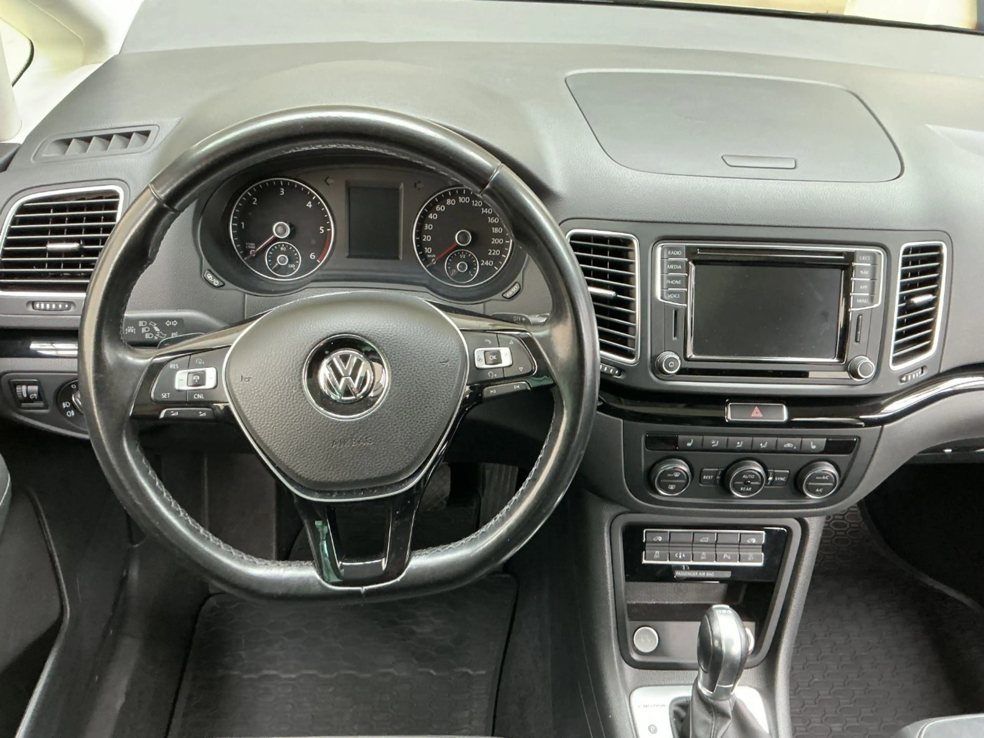 Volkswagen Sharan 2.0 TDI Kamera,PDC,Sitzheizung,CarPlay — photo 11