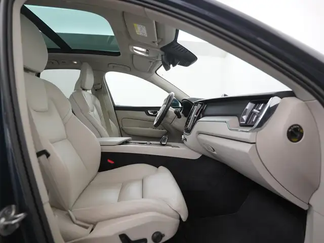 Volvo XC60 view 3