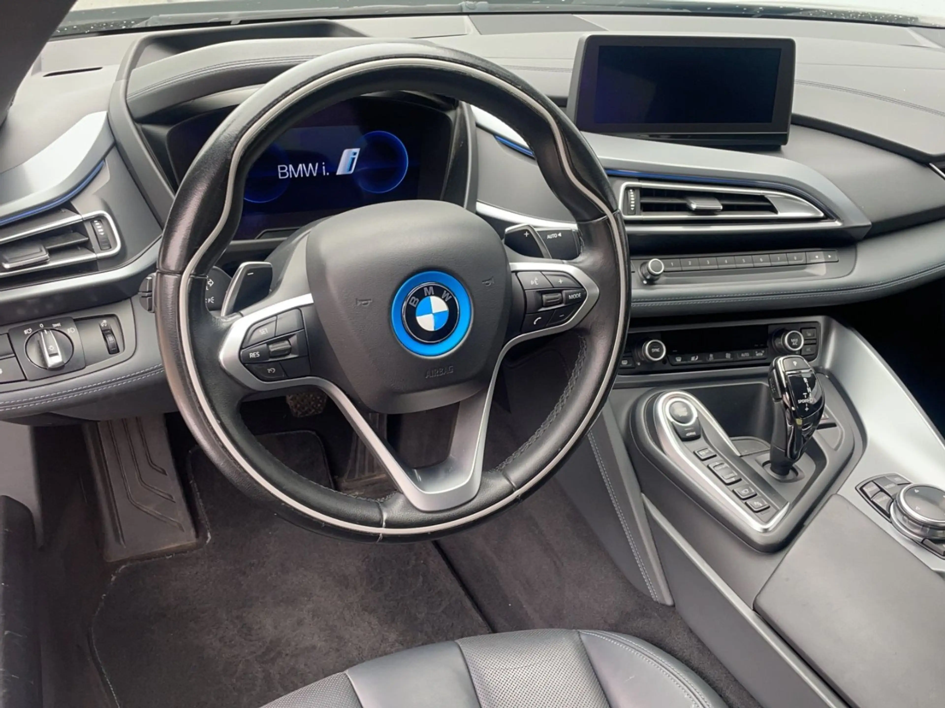 BMW i8 — photo 8