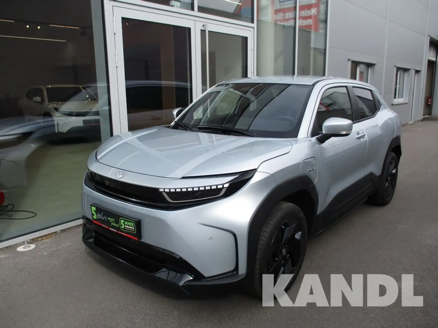 Toyota Urban Cruiser Elektro 61kWh Teamplayer Aut. Silber - 1