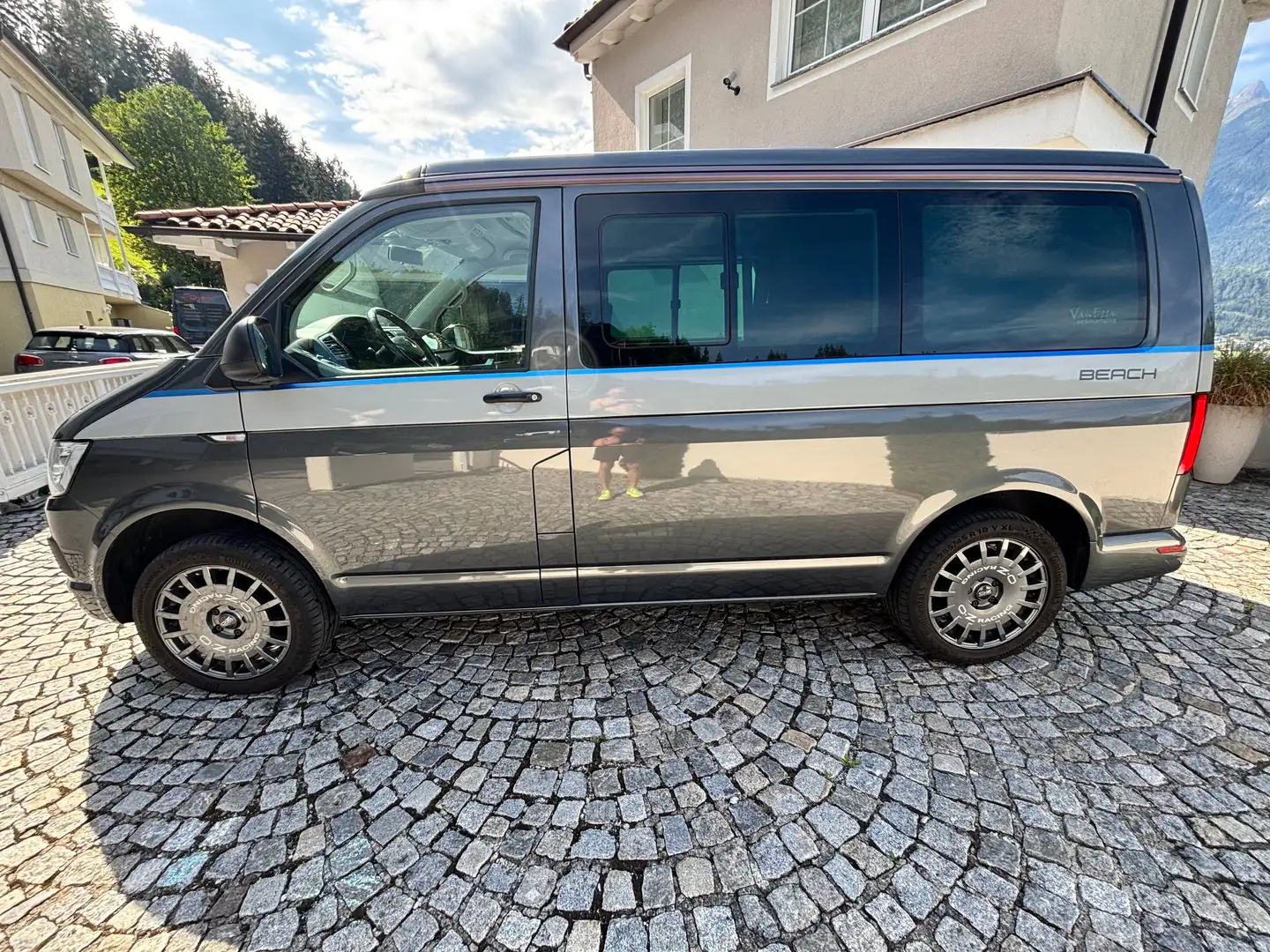 Volkswagen T6 California California Beach 2,0 TDI 4Motion BMT Beach Grau - 1