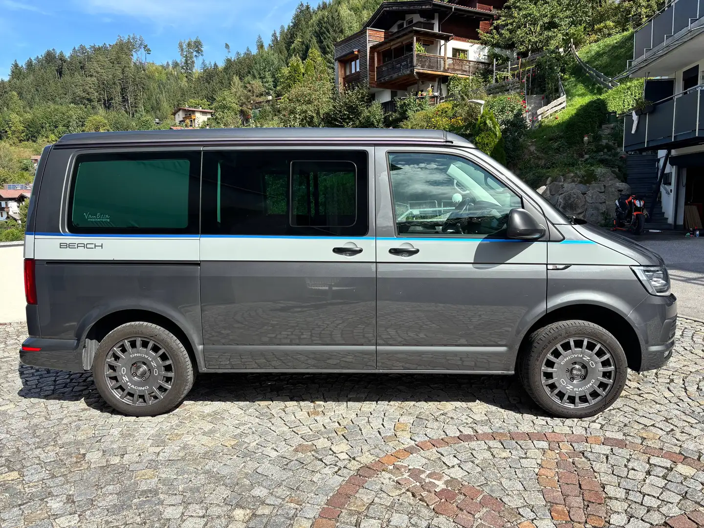 Volkswagen T6 California California Beach 2,0 TDI 4Motion BMT Beach Grau - 2