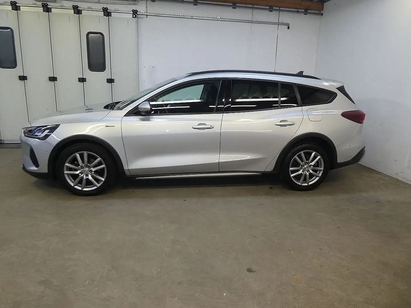 Ford Focus Turnier 1,5 EcoBlue Active Aut. AHK, LED, Winte... Silber - 2