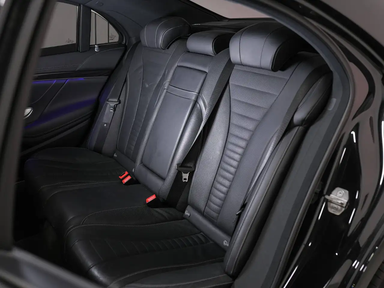 Mercedes-Benz S-Class снимка Mercedes-Benz S-Class