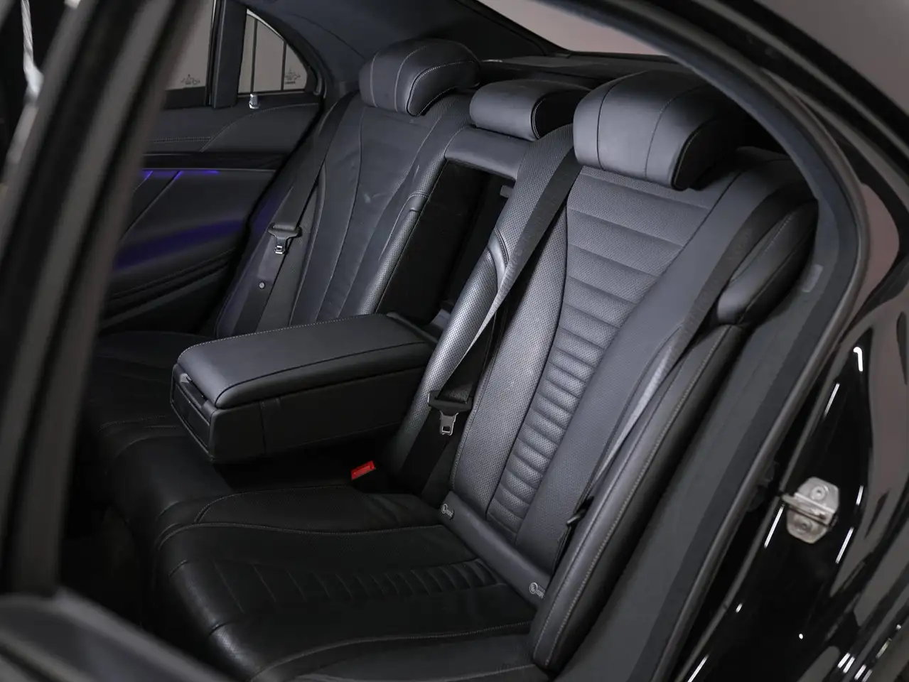 Mercedes-Benz S-Class снимка Mercedes-Benz S-Class