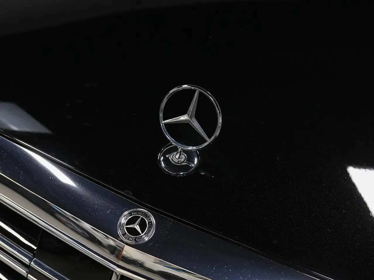 Mercedes-Benz S-Class снимка Mercedes-Benz S-Class