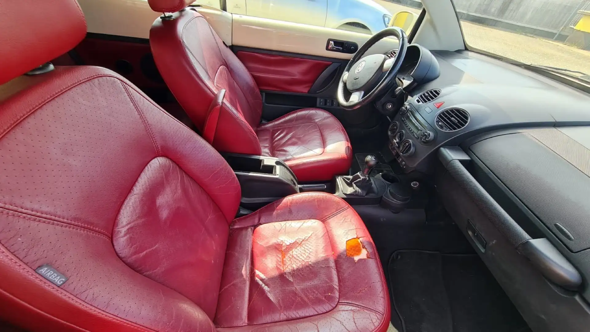 Volkswagen New Beetle Cabrio 1.6 limited Red Edition Béžová - 2