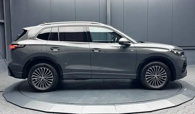 Volkswagen Tiguan view 6