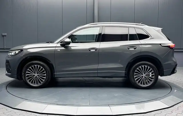 Volkswagen Tiguan view 2