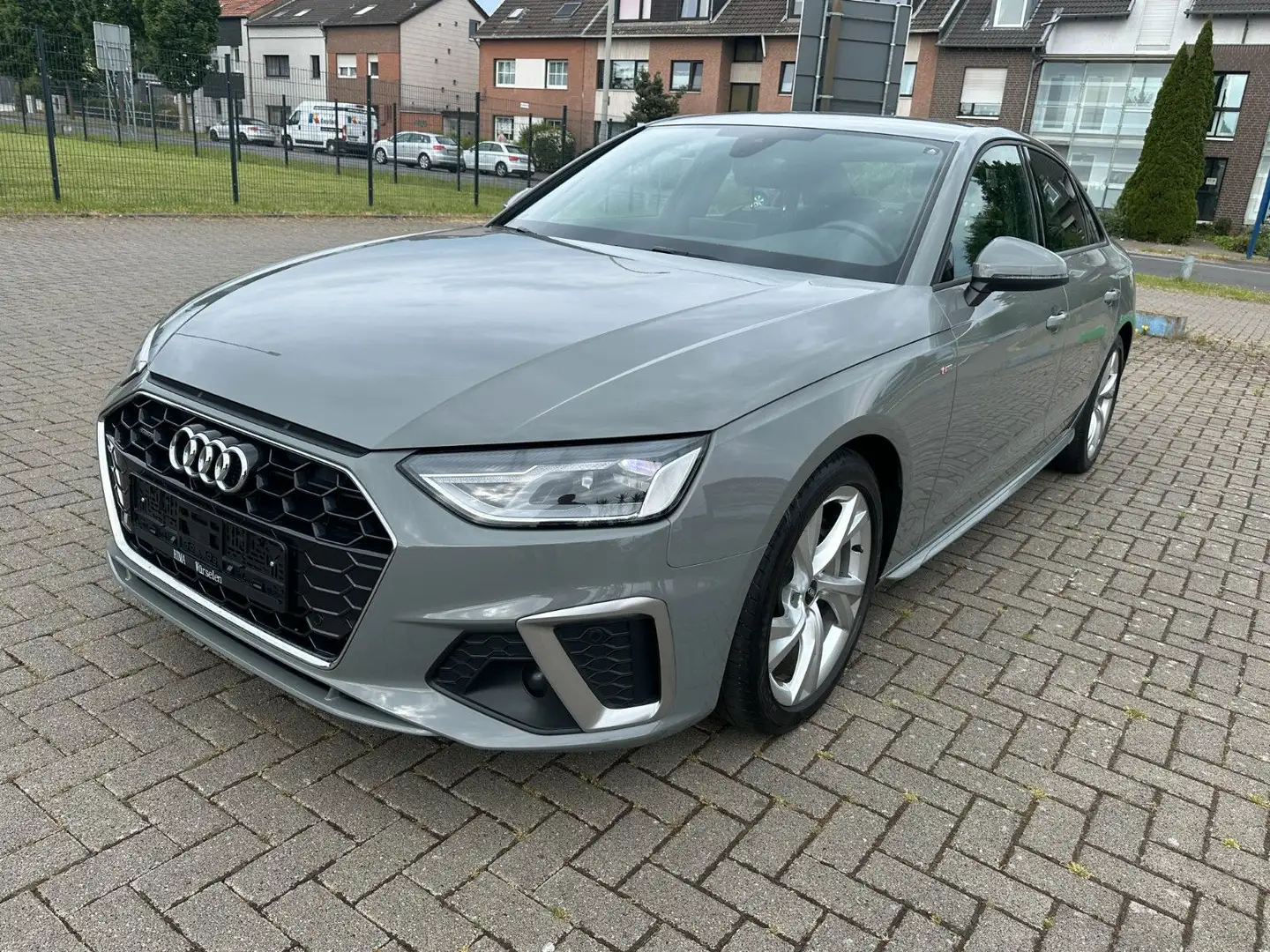 Audi A4 Lim. 40 TFSI quattro S line Grau - 1