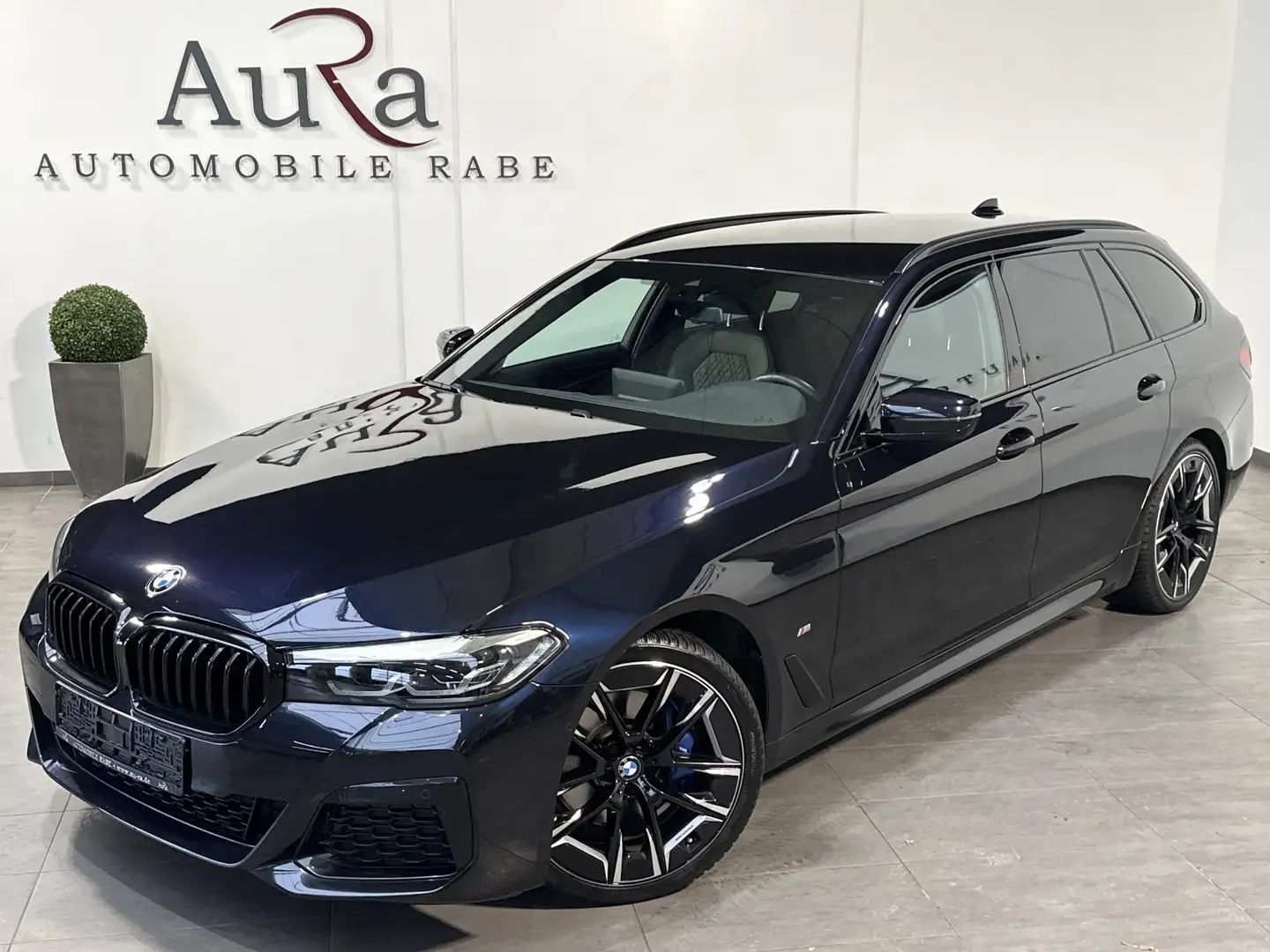BMW 530 Touring M-Sport NAV+LED+AHK+KAM+H&K+20ZO+VC Schwarz - 1