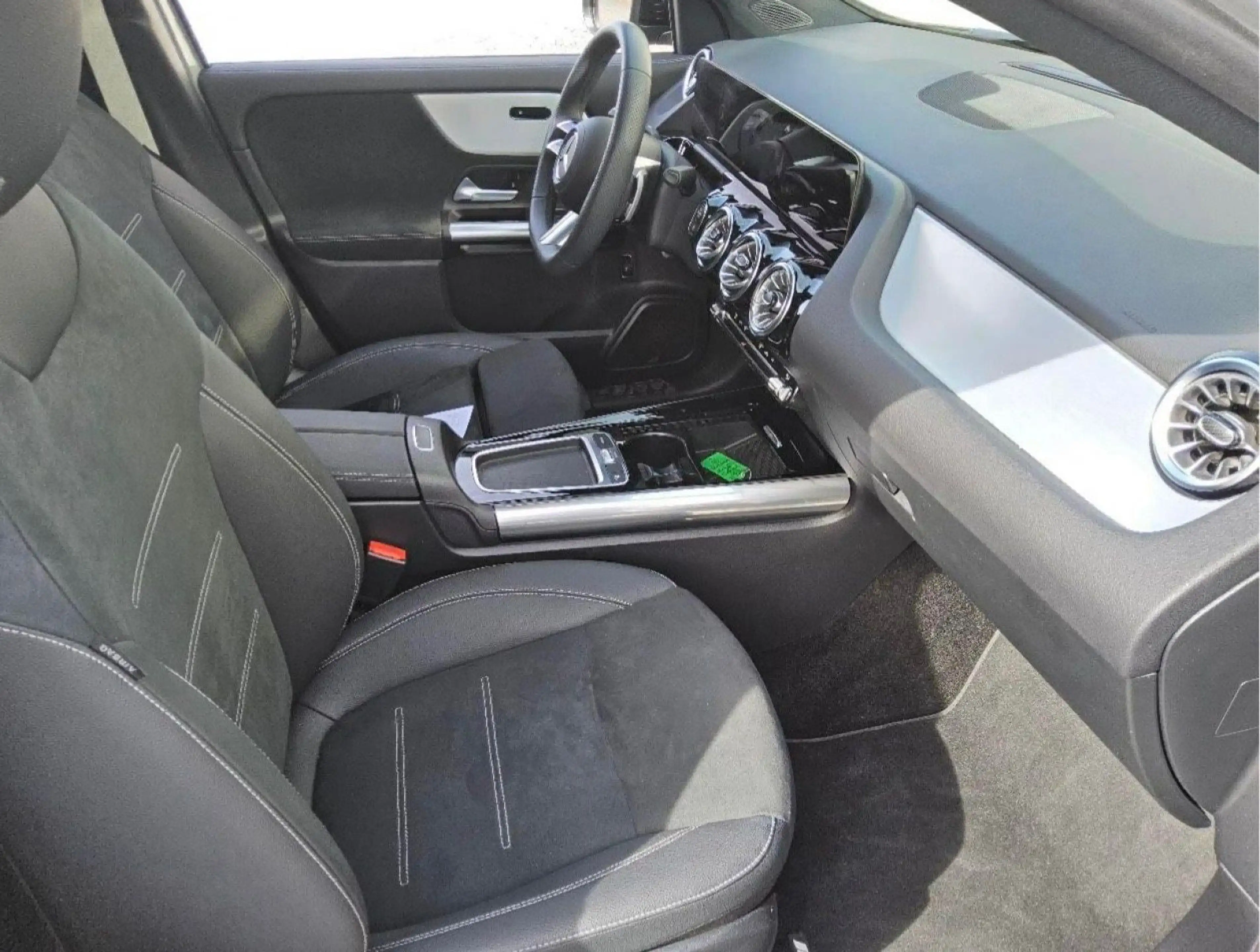 Mercedes-Benz GLA 200 d AMG Line - PANORAMA   ANHÄNGERKUPPLUNG — photo 3