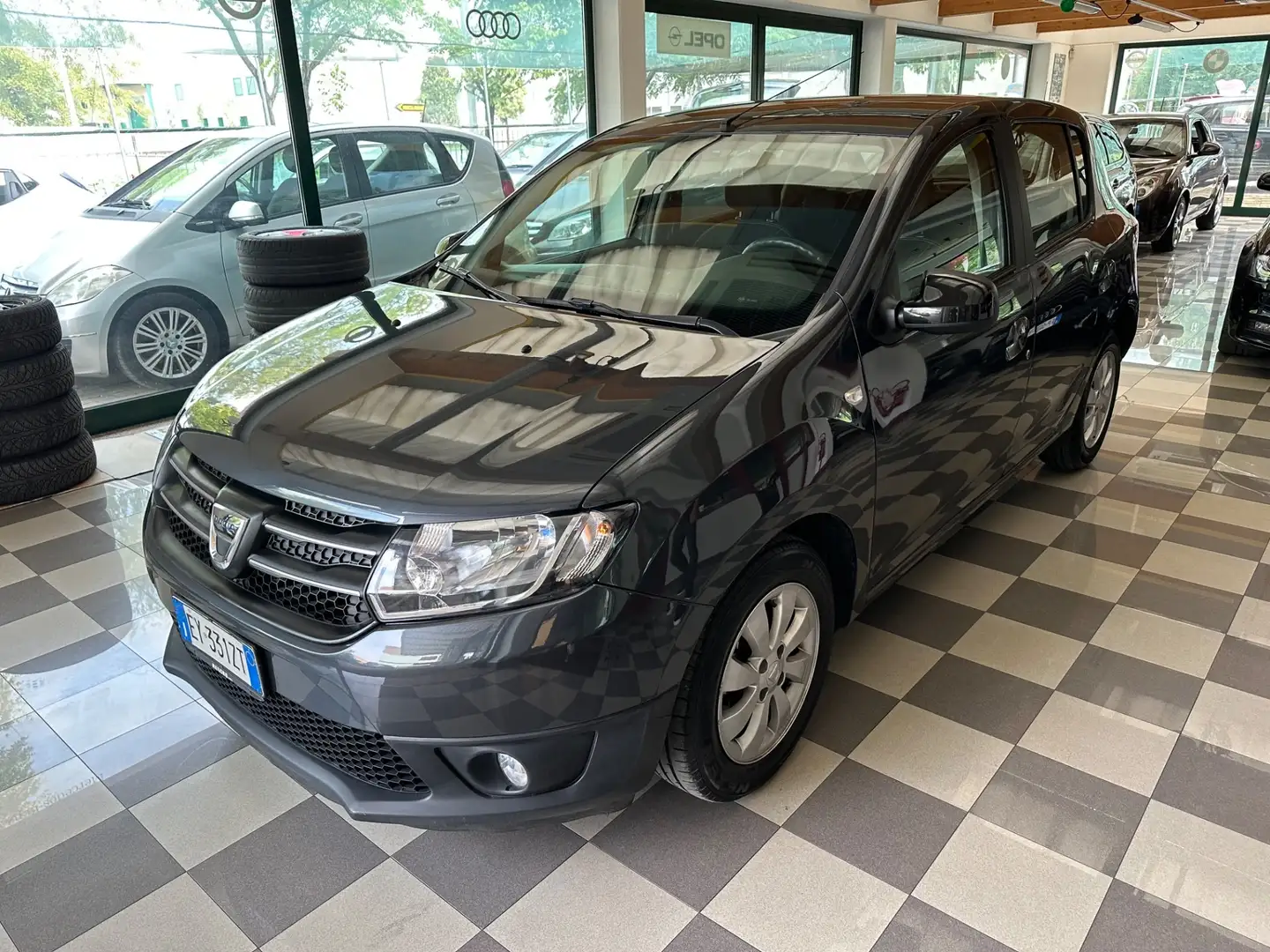 Dacia Sandero Dacia Sandero 1.2 GPL 75CV Extra Neopatentati Gris - 1