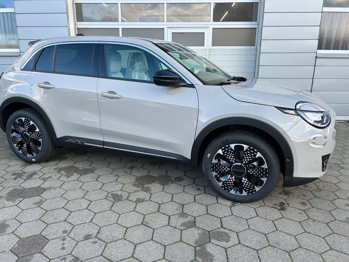 Fiat 600 Hybrid La Prima Beige - 2