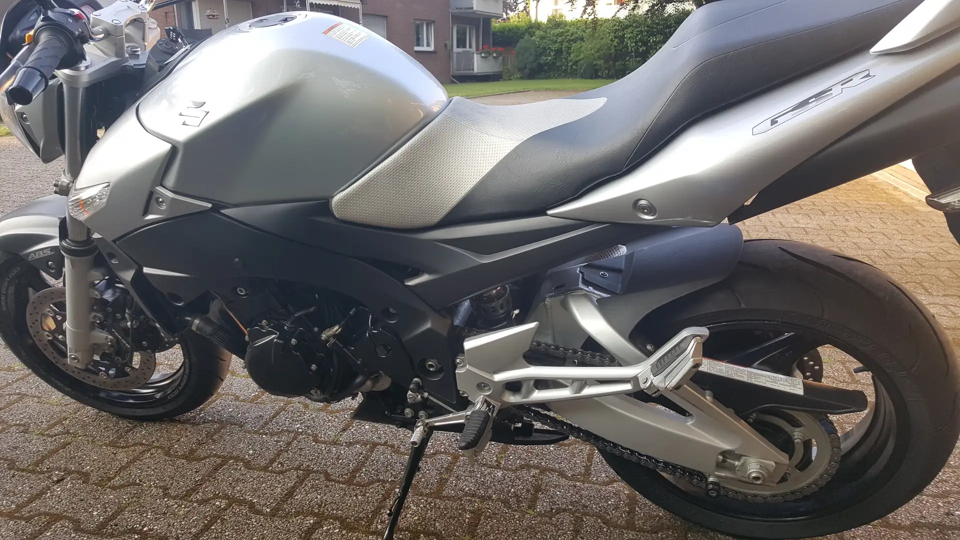 Suzuki GSR 600 Srebrny - 1