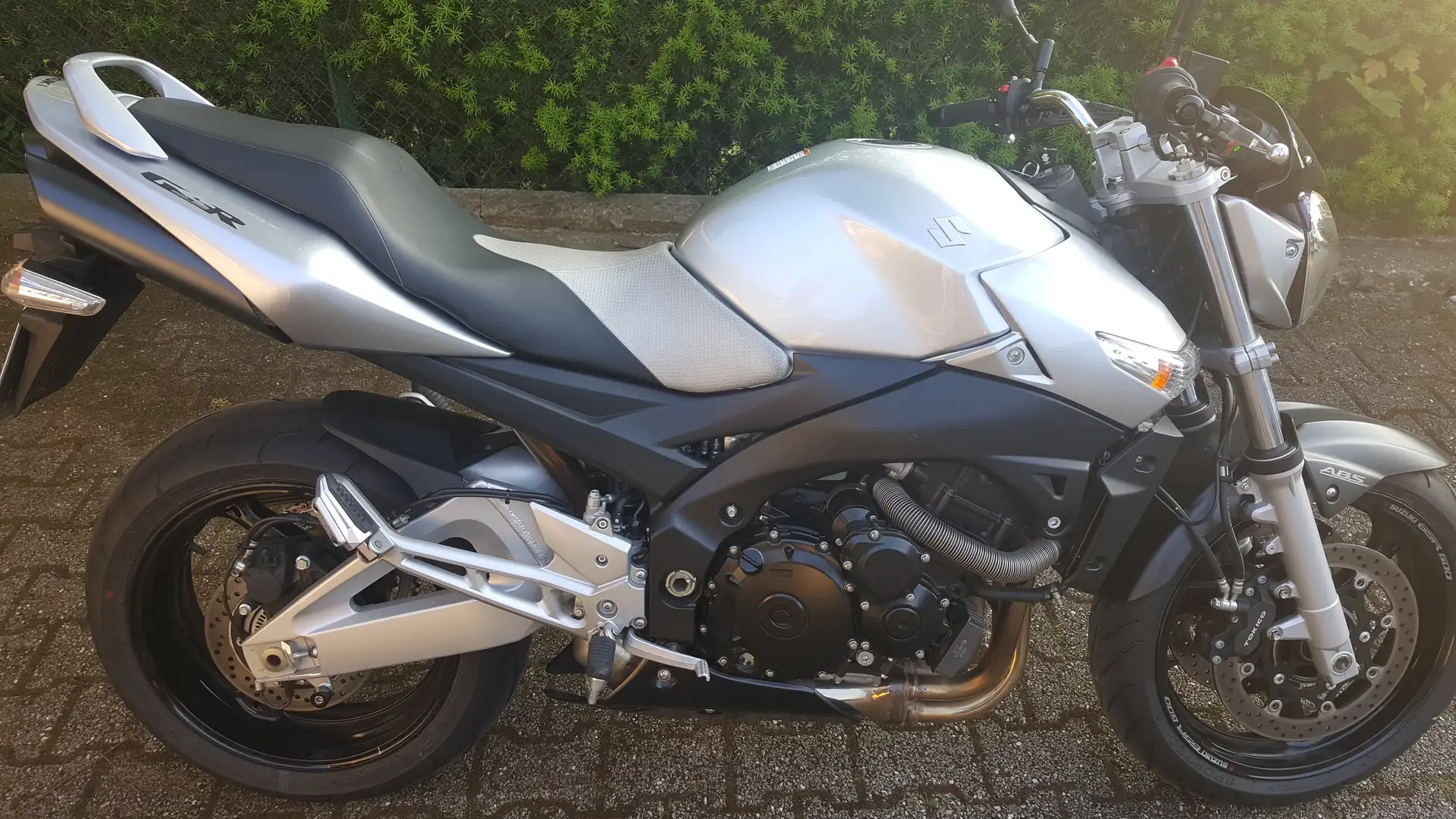 Suzuki GSR 600 Srebrny - 2