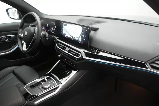 BMW 3 Series view 14