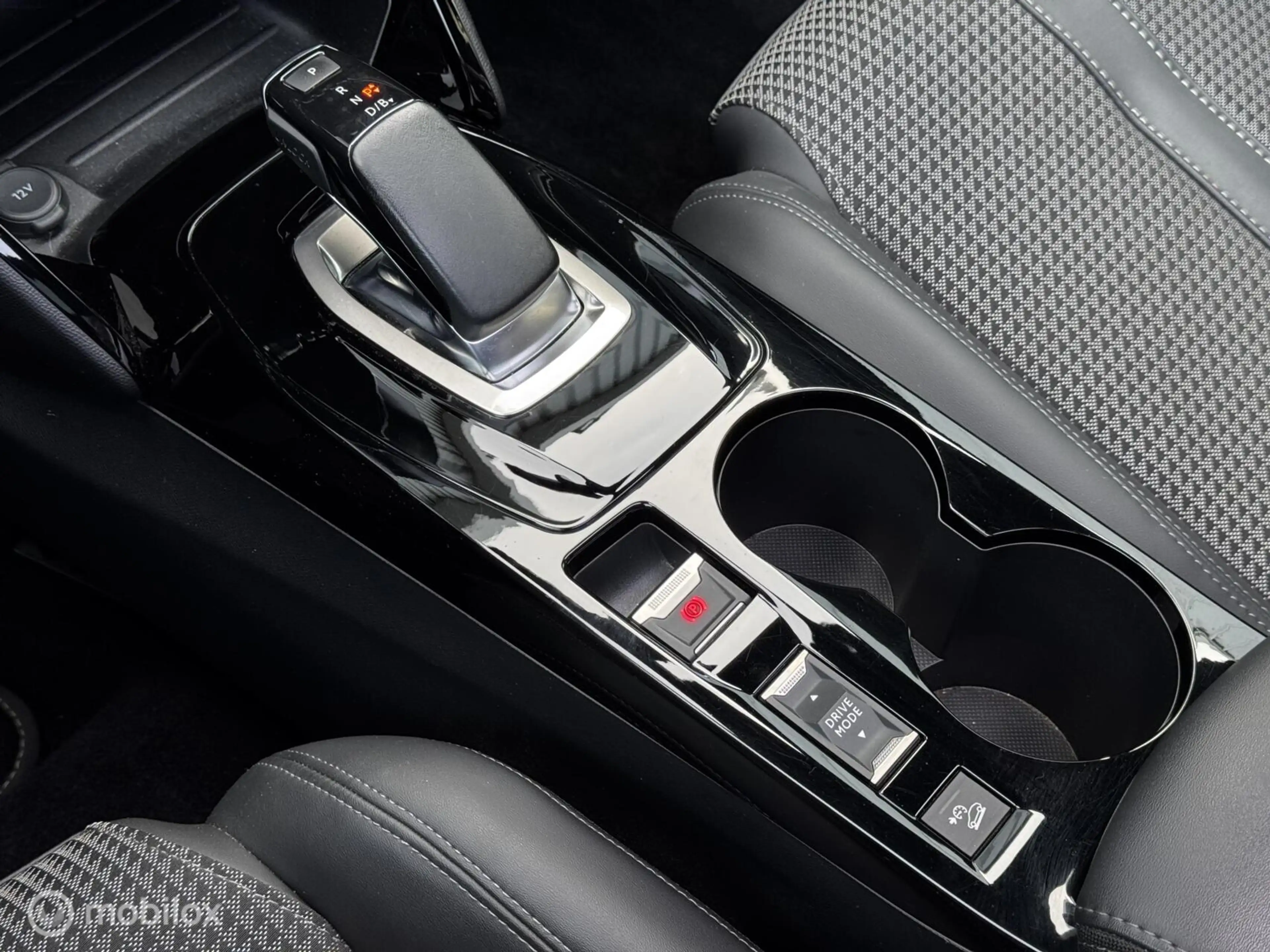 Peugeot e-2008 EV GT | 50 kWh | 3D-Cockpit | Pano | LED — photo 26