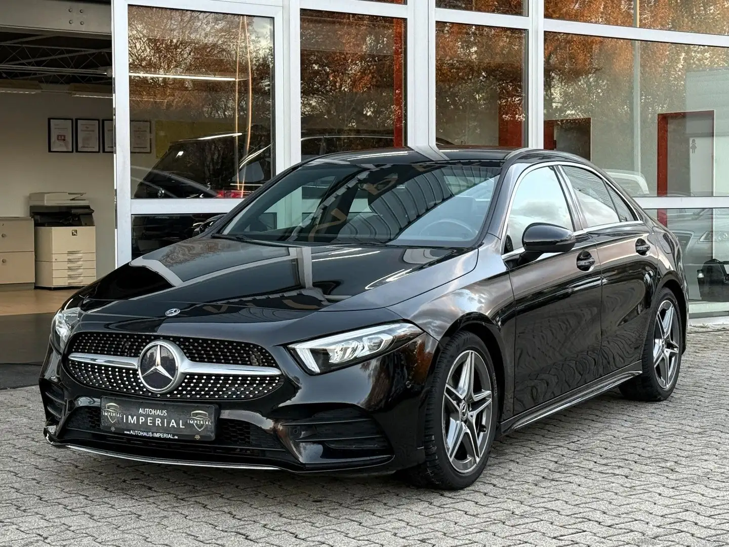 Mercedes-Benz A 180 A180d Lim. AMG TEILLEDER+WIDESC+LED+RFK+18" Schwarz - 1