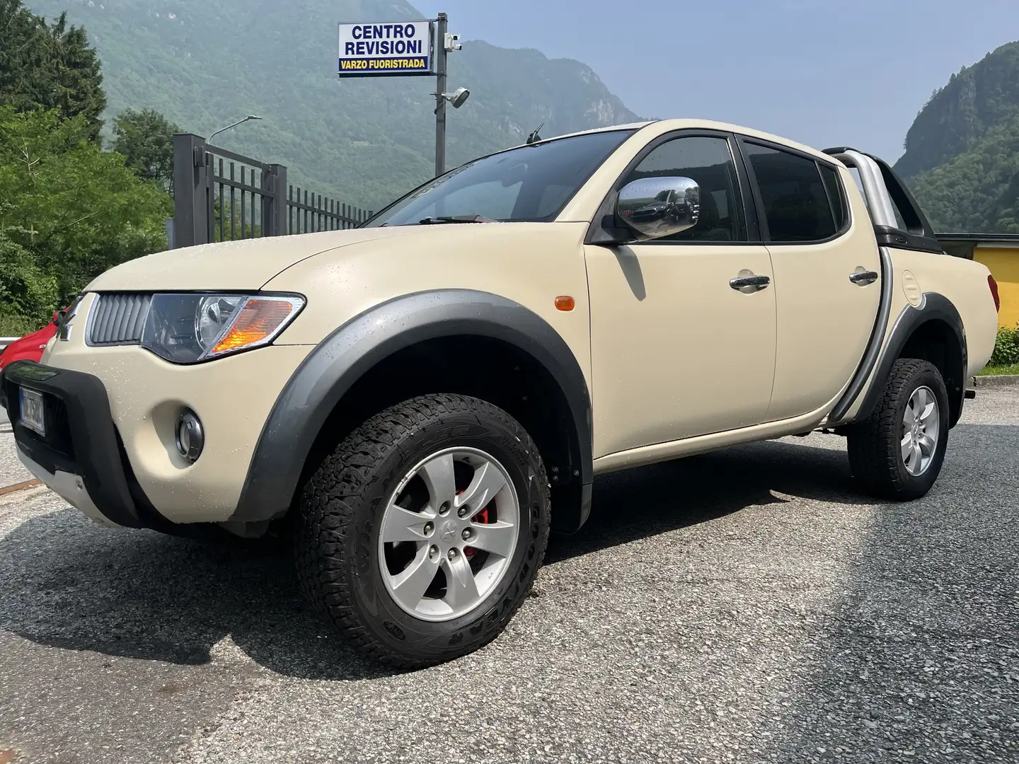 Mitsubishi L200 d.cab 2.5 di-d Intense Beige - 1