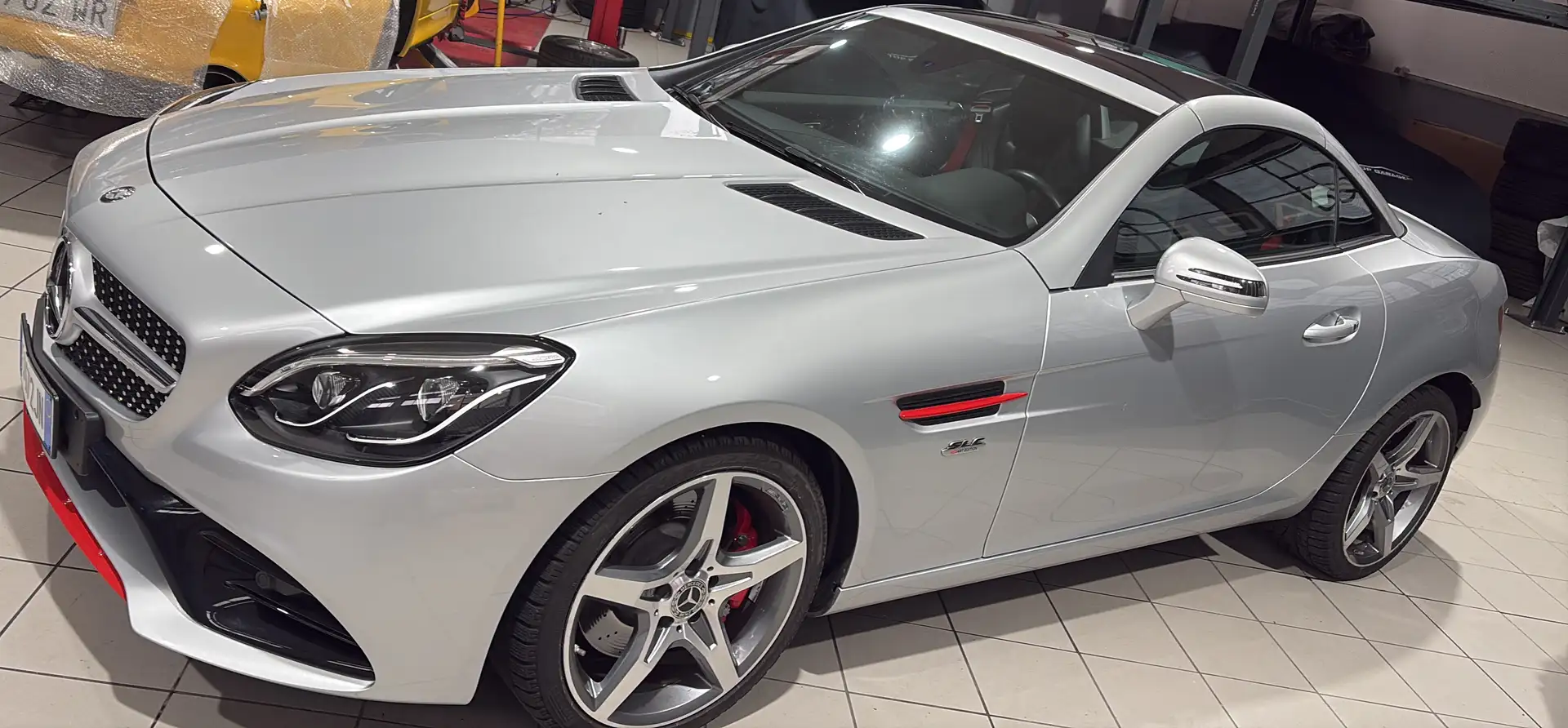 Mercedes-Benz SLC 300 AMG Line auto Silber - 2