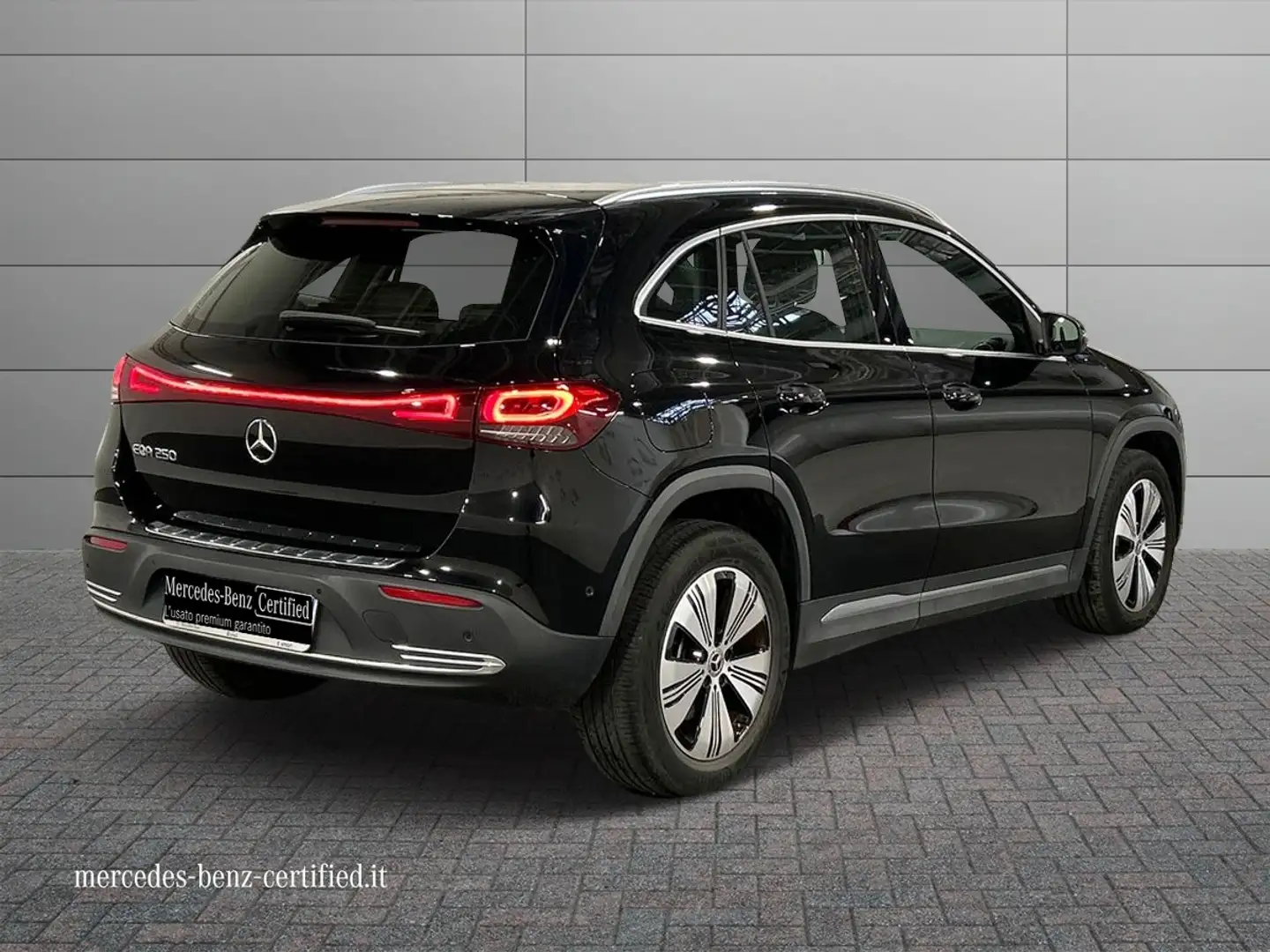 Mercedes-Benz EQA 250 250 Sport Černá - 2
