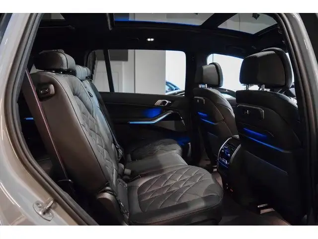 BMW X7 view 10